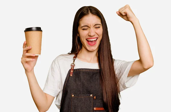 Junge Barista Frau Hält Einen Kaffee Zum Mitnehmen Und Hebt — Stockfoto