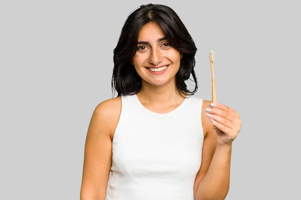 Jovem Indiana Segurando Uma Escova Dentes Isolada Feliz Sorridente Alegre — Fotografia de Stock