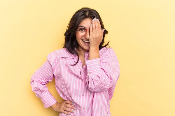 Νεαρή Ινδή Γυναίκα Απομονωμένη Κίτρινο Φόντο Διασκεδάζοντας Καλύπτοντας Μισό Πρόσωπο — Φωτογραφία Αρχείου