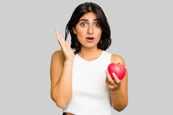 Młoda Hinduska Kobieta Trzyma Jabłko Zdrowy Tryb Życia Odizolowany Zaskoczony — Zdjęcie stockowe