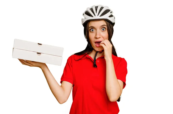 Elinde Pizza Tutan Beyaz Bir Kadın Tırnaklarını Yiyor Gergin Endişeli — Stok fotoğraf