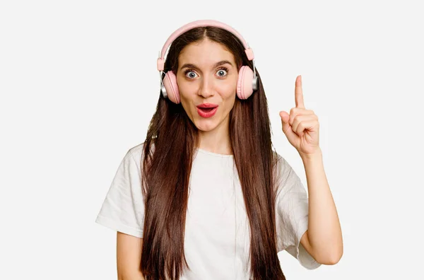 Mulher Caucasiana Jovem Usando Fones Ouvido Isolado Ter Alguma Grande — Fotografia de Stock
