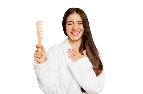 Saçını Tarayan Beyaz Bir Kadın Yalnız Kahkahalar Atıyor Elini Göğsüne — Stok fotoğraf