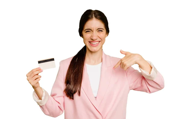 ビジネスの原因アジアの女性は シャツのコピースペースに手で指しているクレジットカードの隔離された人を保持し 誇りと自信 — ストック写真