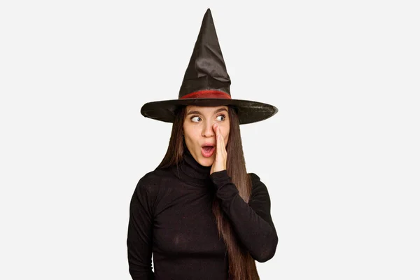 Mulher Caucasiana Jovem Vestida Como Uma Bruxa Para Halloween Dia — Fotografia de Stock