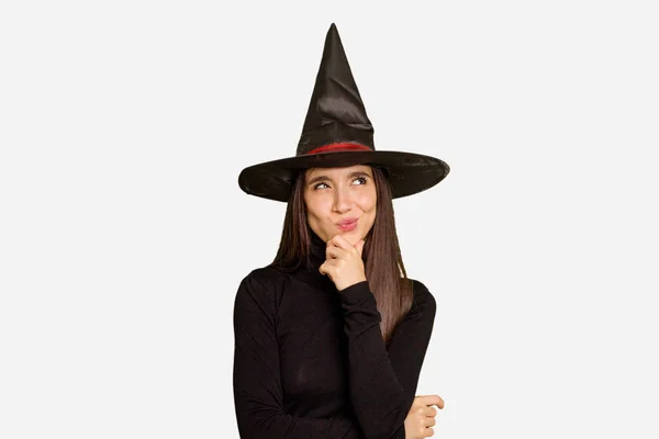 Ung Kaukasiska Kvinna Klädd Som Häxa För Halloween Dag Isolerad — Stockfoto