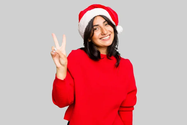 Νεαρή Ινδή Γιορτάζει Χριστούγεννα Φορώντας Ένα Καπέλο Σάντα Απομονωμένη Χαρούμενη — Φωτογραφία Αρχείου