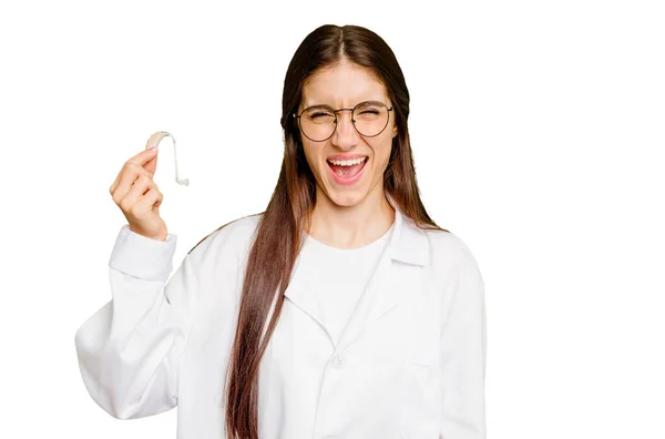Νεαρή Ωτορινολαρυγγολόγος Καυκάσιος Γυναίκα Κρατώντας Ακουστικό Απομονωμένο Ουρλιάζοντας Πολύ Θυμωμένος — Φωτογραφία Αρχείου