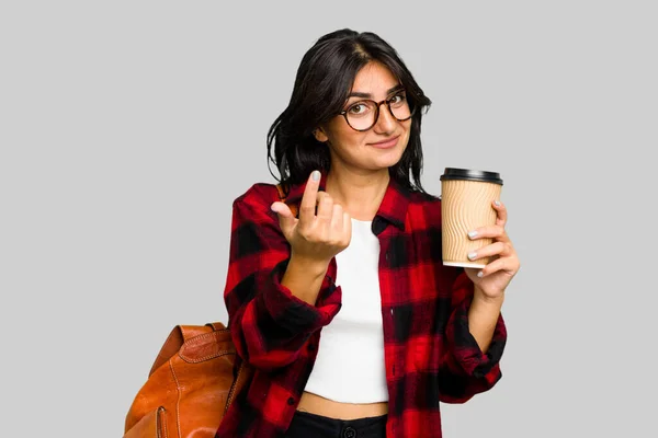 Jovem Estudante Mulher Indiana Segurando Café Take Away Isolado Apontando — Fotografia de Stock