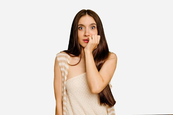 Jonge Kaukasische Lange Haar Vrouw Geïsoleerde Bijtende Nagels Nerveus Zeer — Stockfoto