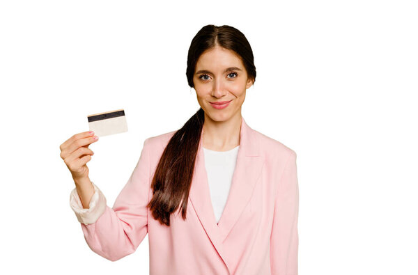 Деловая кавказка, держащая кредитку изолированная счастливая, улыбающаяся и жизнерадостная.