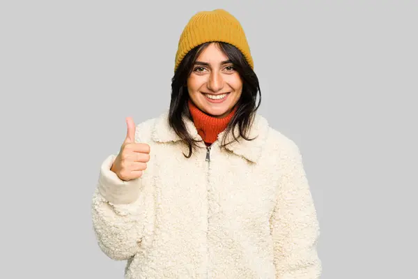 Mujer India Joven Con Chaqueta Invierno Gorra Lana Aislada Sonriendo — Foto de Stock