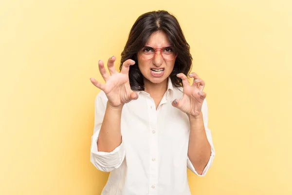 Mujer India Joven Aislada Sobre Fondo Amarillo Mostrando Garras Imitando — Foto de Stock