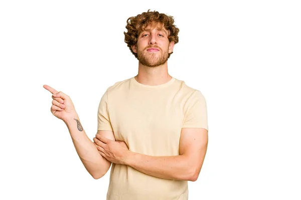 Yeşil Krom Arka Planda Izole Edilmiş Genç Beyaz Adam Işaret — Stok fotoğraf