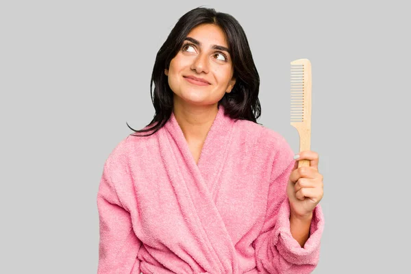 Bornozlu Genç Bir Kadın Saçlarını Tarıyor Hedeflerine Amaçlarına Ulaşmayı Hayal — Stok fotoğraf