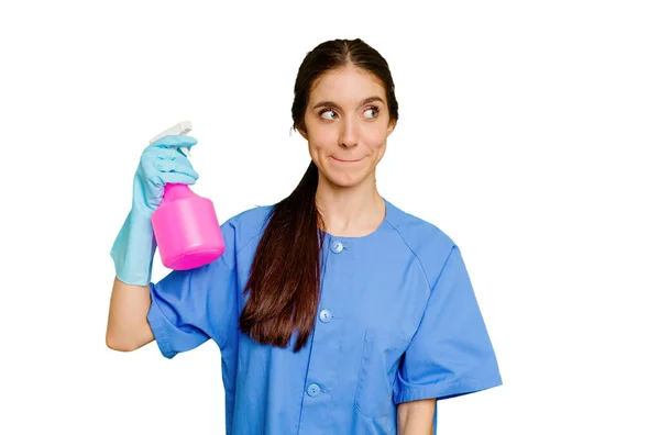 Young Cleaner Caucasian Woman Isolated Confused Feels Doubtful Unsure — Stock Photo, Image