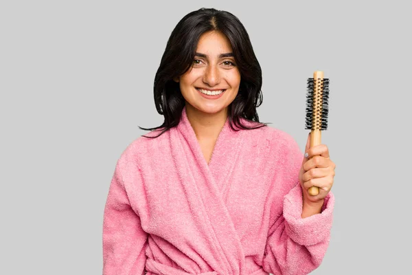 Bornozlu Genç Hintli Kadın Elinde Saç Fırçası Izole Edilmiş Mutlu — Stok fotoğraf