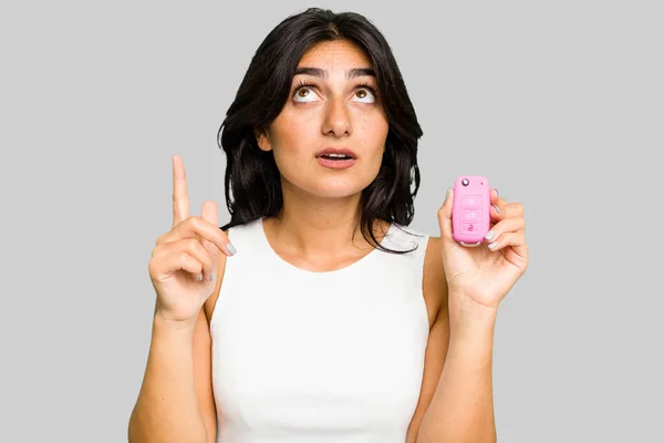 Jonge Indiase Vrouw Met Een Autosleutels Geïsoleerd Wijzend Naar Boven — Stockfoto