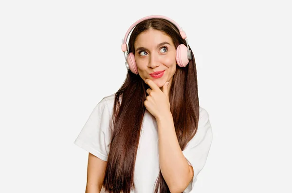 Mulher Caucasiana Jovem Usando Fones Ouvido Isolado Olhando Para Lado — Fotografia de Stock
