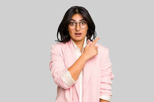 Jovem Mulher Negócios Indiana Vestindo Terno Rosa Isolado Apontando Para — Fotografia de Stock