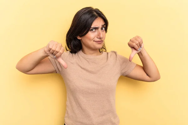 Jonge Indiaanse Vrouw Geïsoleerd Gele Achtergrond Tonen Duim Naar Beneden — Stockfoto