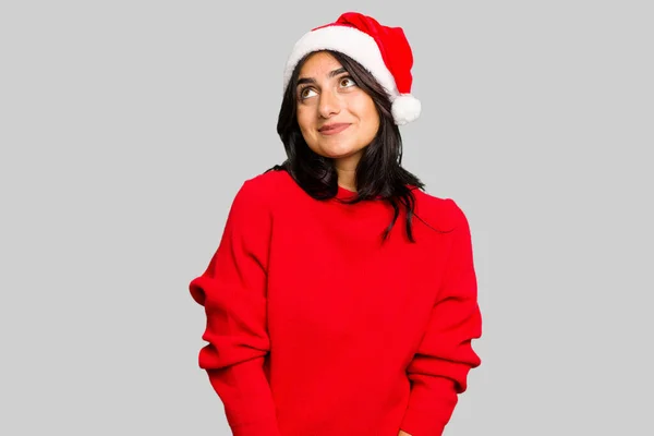 Ung Indisk Kvinna Firar Jul Bär Tomte Hatt Isolerad Drömmer — Stockfoto