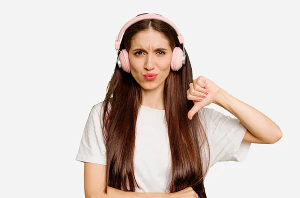 Mulher Caucasiana Jovem Usando Fones Ouvido Isolado Mostrando Gesto Desagrado — Fotografia de Stock