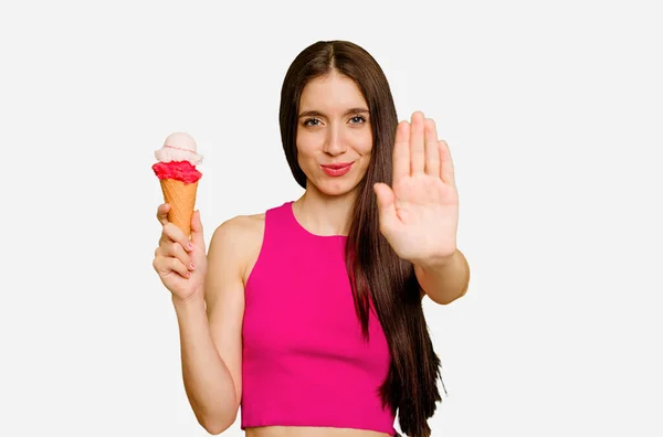 Jovem Caucasiana Comendo Sorvete Isolado Com Mão Estendida Mostrando Sinal — Fotografia de Stock