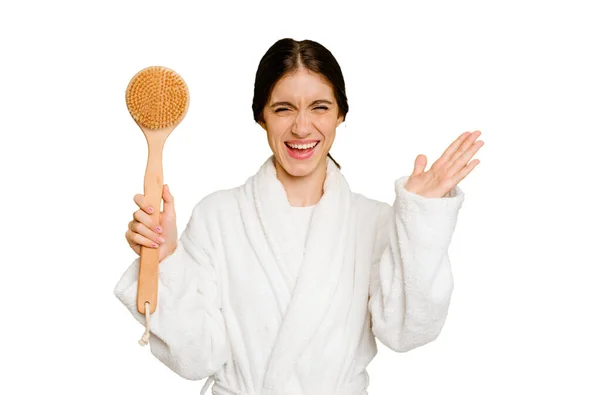 Joven Mujer Caucásica Sosteniendo Cepillo Ducha Aislado Recibiendo Una Agradable — Foto de Stock