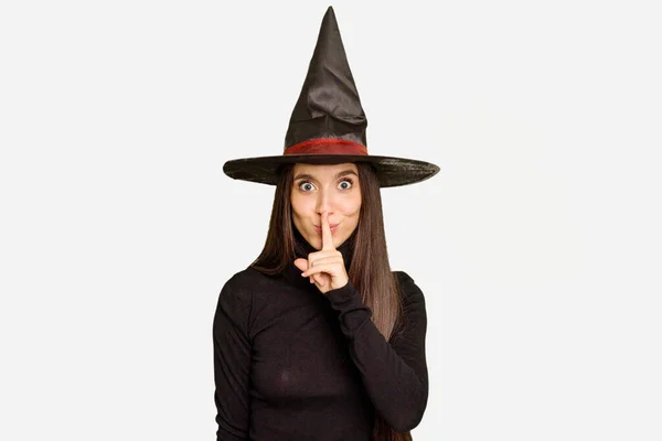 Giovane Donna Caucasica Vestita Strega Halloween Isolata Mantenendo Segreto Chiedendo — Foto Stock