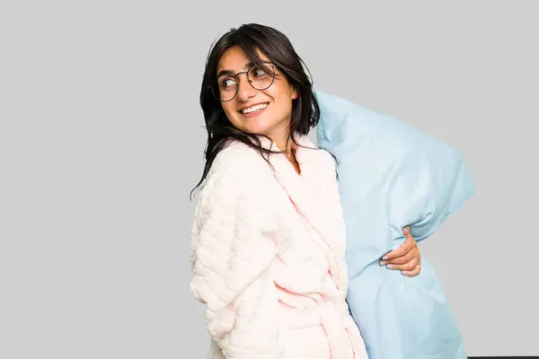 Jonge Indiase Vrouw Draagt Een Pyjama Geïsoleerde Kijkt Opzij Glimlachend — Stockfoto