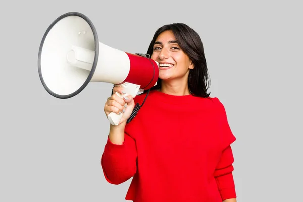 Jovem Indiana Segurando Megafone Isolado — Fotografia de Stock