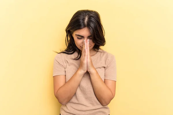 Молодая Индийская Женщина Изолированы Желтом Фоне Молитвы Показывая Преданность Религиозный — стоковое фото