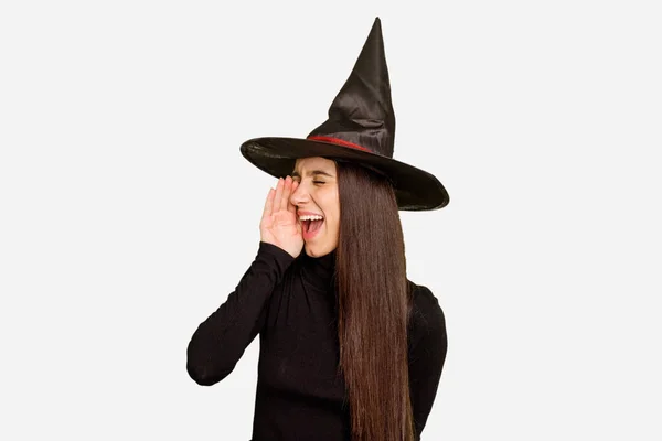 Giovane Donna Caucasica Vestita Strega Giorno Halloween Isolato Urlando Tenendo — Foto Stock