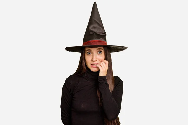 Giovane Donna Caucasica Vestita Strega Halloween Isolato Mordere Unghie Nervoso — Foto Stock