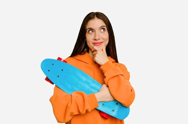 Jonge Schaatser Kaukasische Vrouw Geïsoleerd Kijken Zijwaarts Met Twijfelachtige Sceptische — Stockfoto