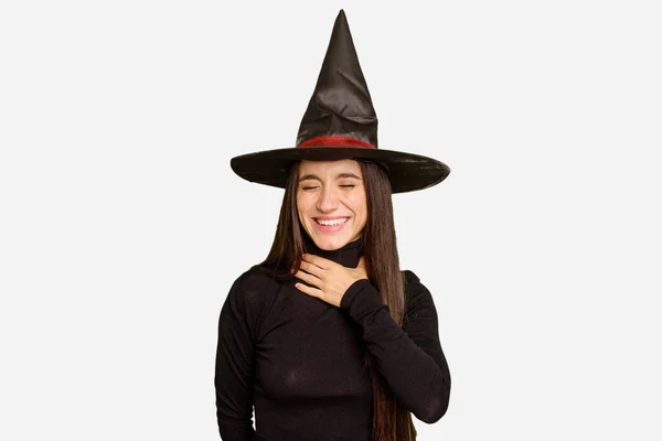 Mladá Běloška Oblečená Jako Čarodějnice Halloween Den Izolované Směje Nahlas — Stock fotografie