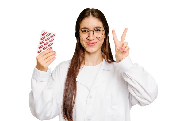 Joven Farmacéutica Sosteniendo Una Tableta Pastillas Aisladas Mostrando Número Dos — Foto de Stock