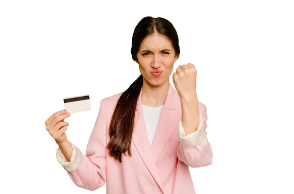 Zakelijke Blanke Vrouw Met Een Creditcard Geïsoleerd Tonen Vuist Naar — Stockfoto