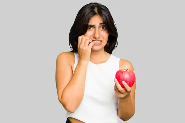 Elma Tutan Genç Hintli Kadın Sağlıklı Yaşam Tarzı Izole Edilmiş — Stok fotoğraf