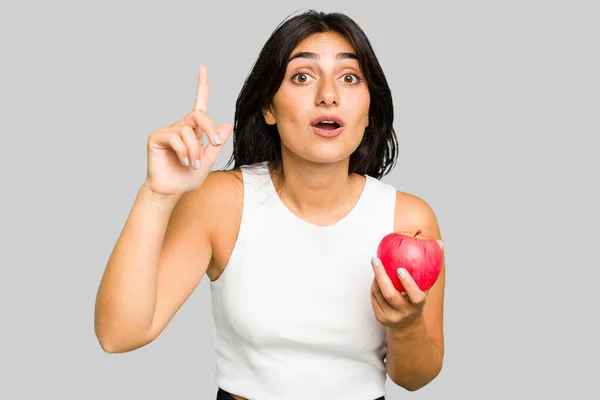 Young Indian Woman Holding Apple Healthy Lifestyle Isolated Having Idea — Stock Photo, Image