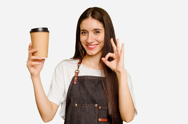 Joven Barista Sosteniendo Café Para Llevar Aislado Alegre Confiado Mostrando — Foto de Stock