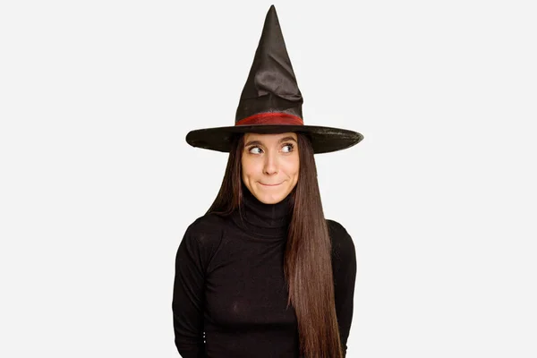 Giovane Donna Caucasica Vestita Strega Halloween Isolato Confuso Sente Dubbioso — Foto Stock