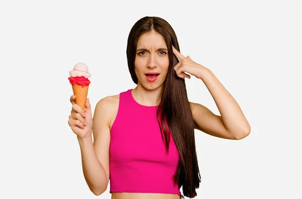 Jeune Femme Caucasienne Mangeant Une Crème Glacée Isolée Montrant Geste — Photo