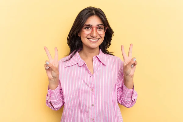 Mujer India Joven Aislada Sobre Fondo Amarillo Mostrando Signo Victoria — Foto de Stock