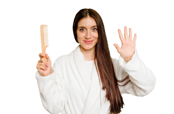 Young Caucasian Woman Holding Hair Comb Isolated Smiling Cheerful Showing — Stock Photo, Image