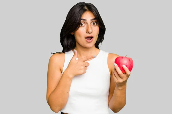 Junge Inderin Mit Einem Apfel Gesunder Lebensstil Isoliert Und Zur — Stockfoto