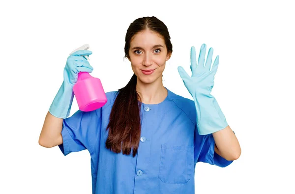 Young Cleaner Caucasian Woman Isolated Smiling Cheerful Showing Number Five — Stock Photo, Image