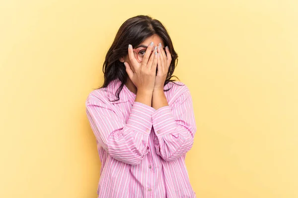 Jonge Indiase Vrouw Geïsoleerd Gele Achtergrond Knipperen Camera Door Vingers — Stockfoto