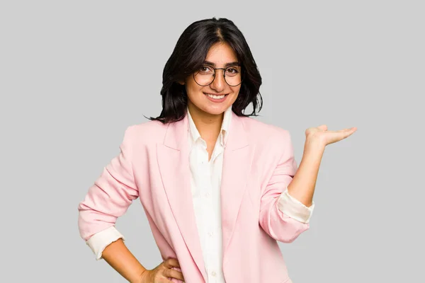 Fiatal Indiai Üzletasszony Rózsaszín Öltönyt Visel Elszigetelt Mutatja Másolási Helyet — Stock Fotó